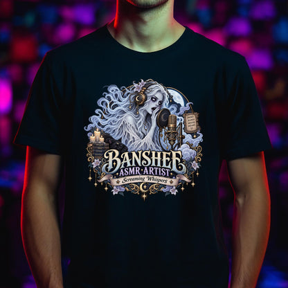 Illustrierte Banshee mit Kopfhörern und Mikrofon im Mondlicht auf einem T-Shirt