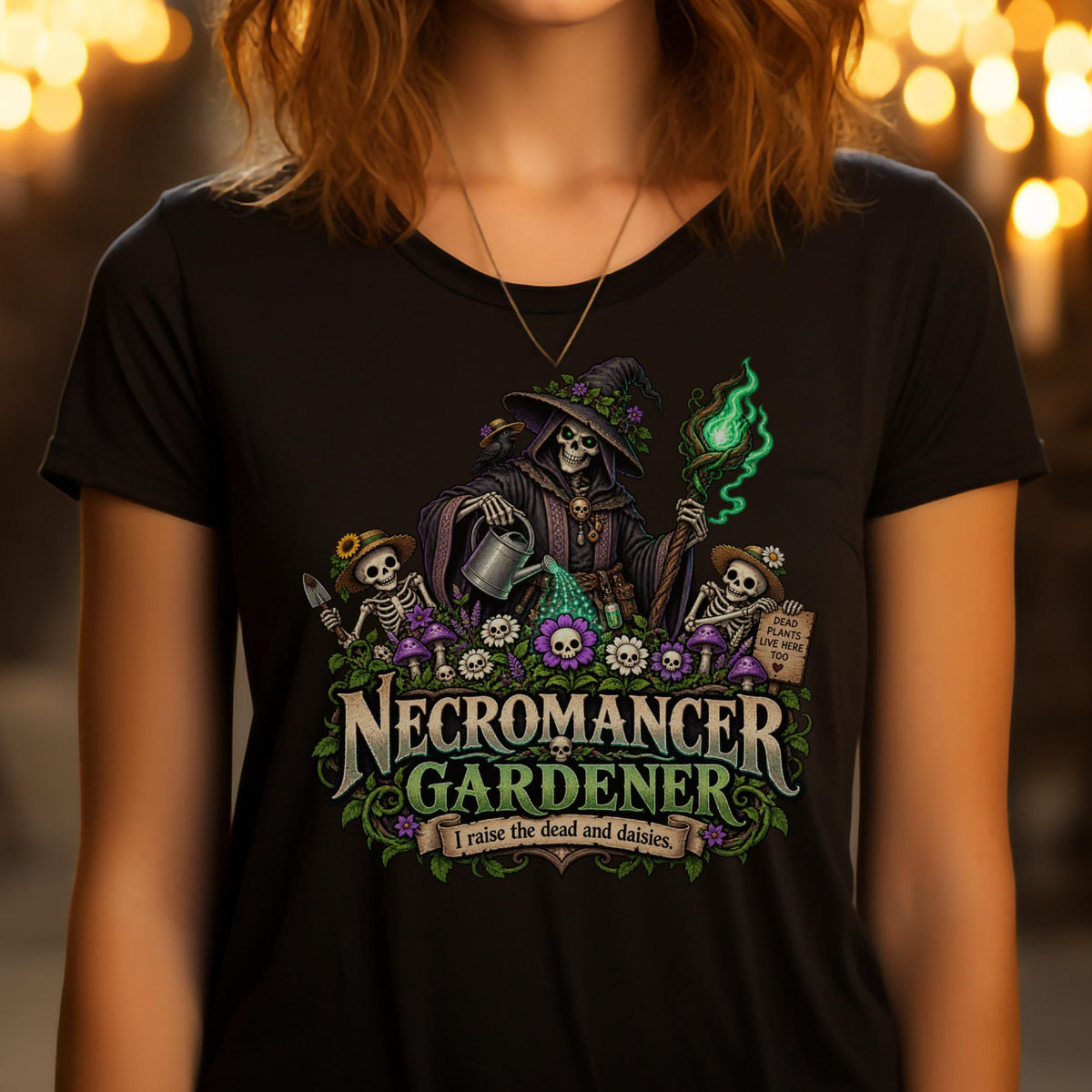 Illustrierter Nekromant mit Gießkanne und Skelett-Helfern im Blumenbeet auf einem T-Shirt