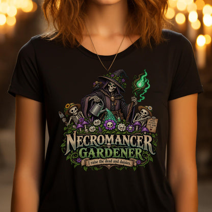 Illustrierter Nekromant mit Gießkanne und Skelett-Helfern im Blumenbeet auf einem T-Shirt