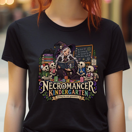 Illustrierte Nekromantin liest kleinen Skeletten in einem Kindergarten vor, auf einem T-Shirt