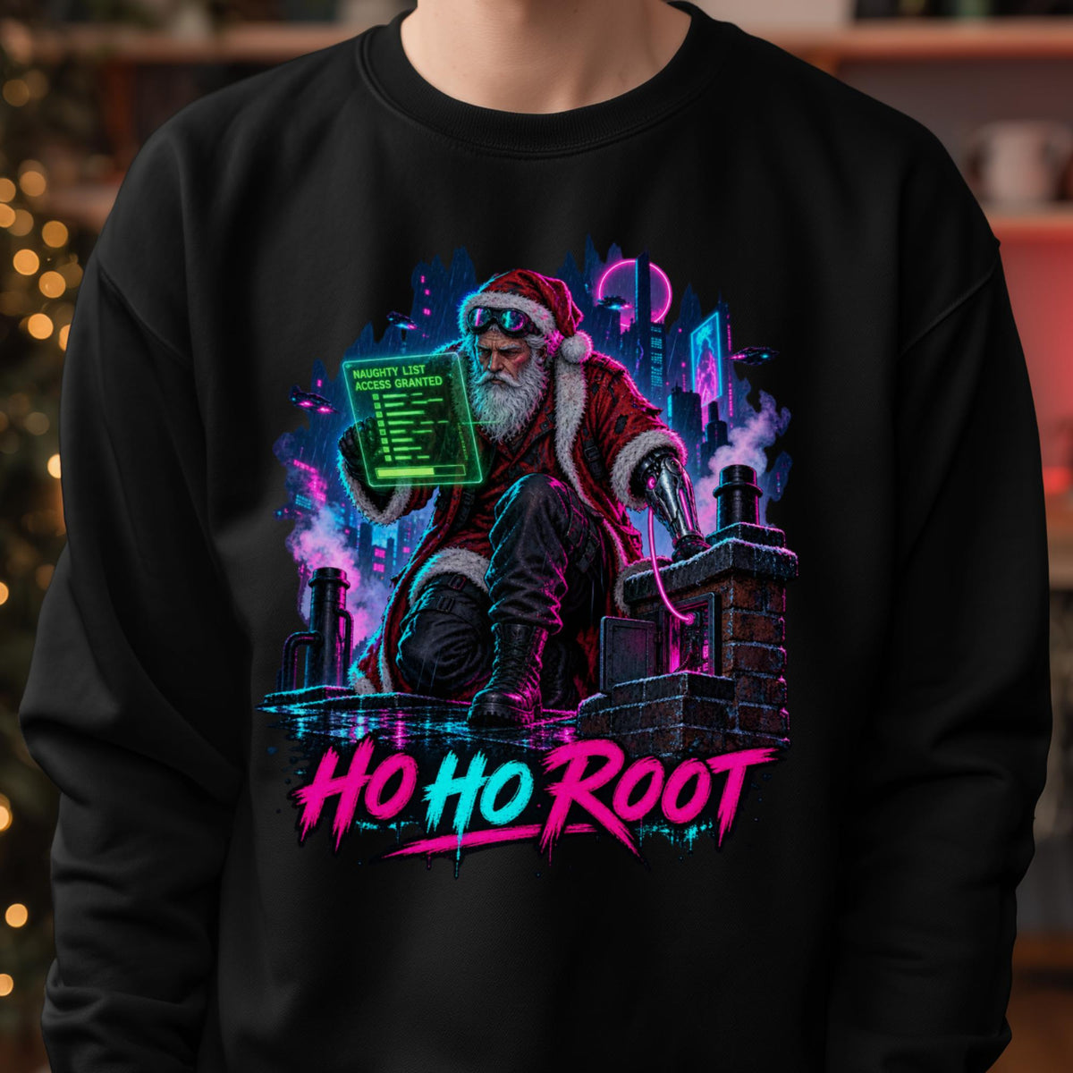 Schwarzer Weihnachtspullover mit einem Weihnachtsmann mit Chromarm, der auf einem regennassen Dach kniet, ein grünes Hologramm mit der Aufschrift Naughty List Access Granted hält und per Kabel mit einem Schornstein verbunden ist, darunter der Schriftzug Ho Ho Root.