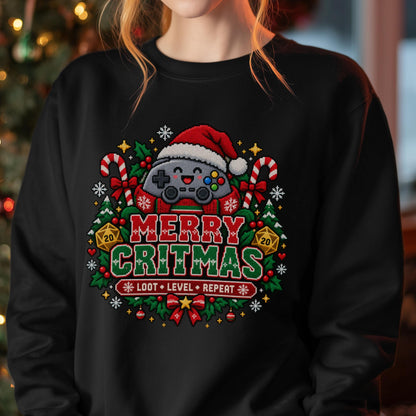 Weihnachtspullover mit einem grauen Spielecontroller mit Nikolausmütze, zwei goldenen zwanzigseitigen Würfeln und dem Schriftzug Merry Critmas in Strickoptik.