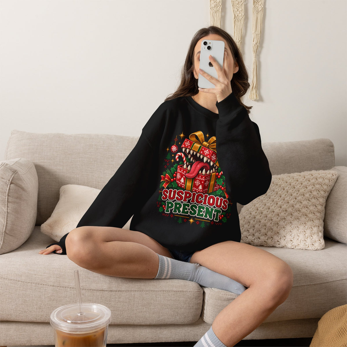 Suspicious Present Weihnachtspullover | Geschenk für Rollenspieler