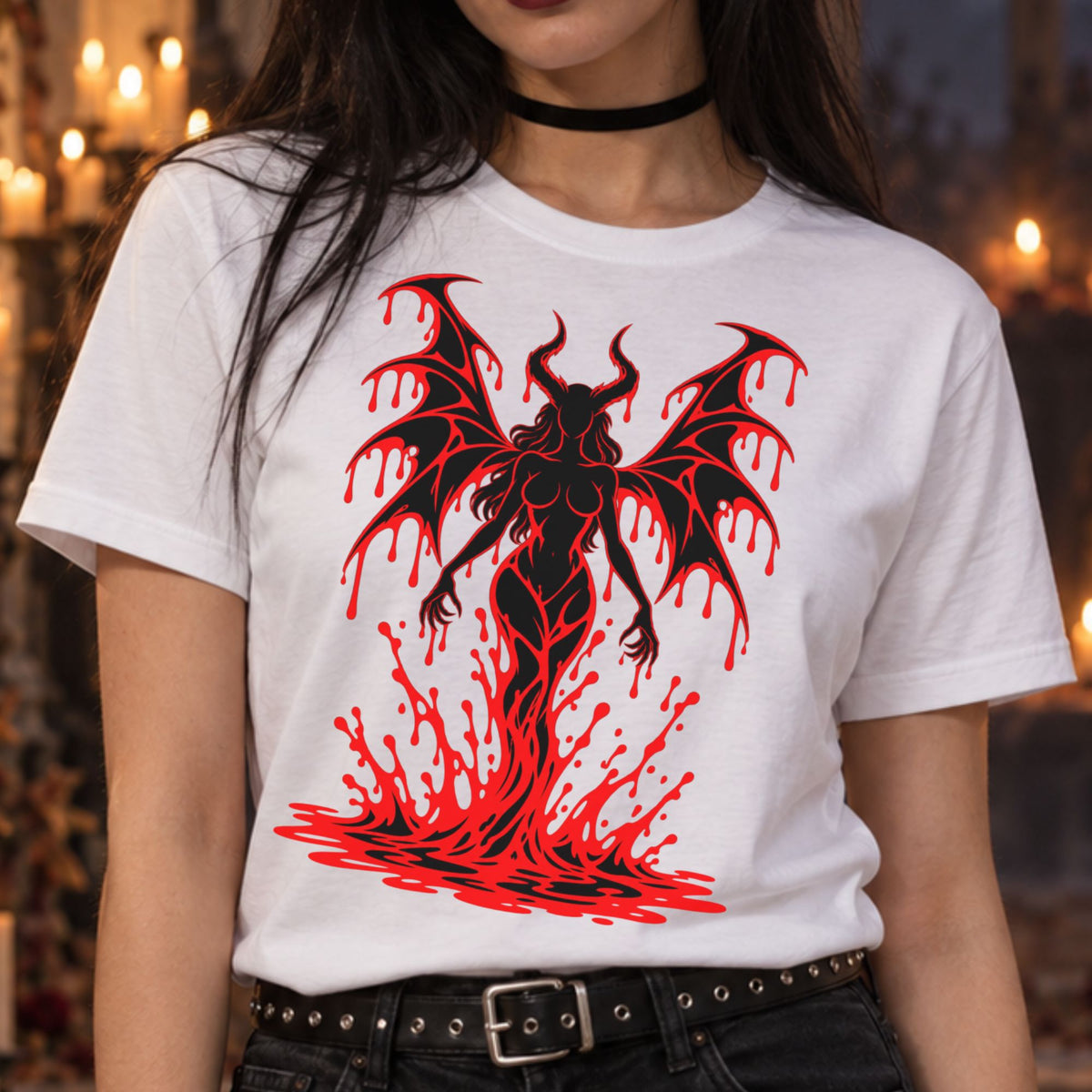 Schwarze Silhouette einer gehörnten Dämonin mit ausgebreiteten Fledermausflügeln und Krallenhänden, rot konturiert, mit herabtropfender roter Farbe; der Unterkörper geht in eine rote Spritzfontäne und eine Lache über.