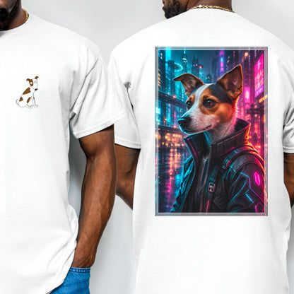 Jack Russell Terrier in schwarzer Neonjacke vor einer regennassen Cyberpunk-Stadt mit türkisen und pinken Leuchtreklamen, als gerahmtes Rückenmotiv auf einem T-Shirt.