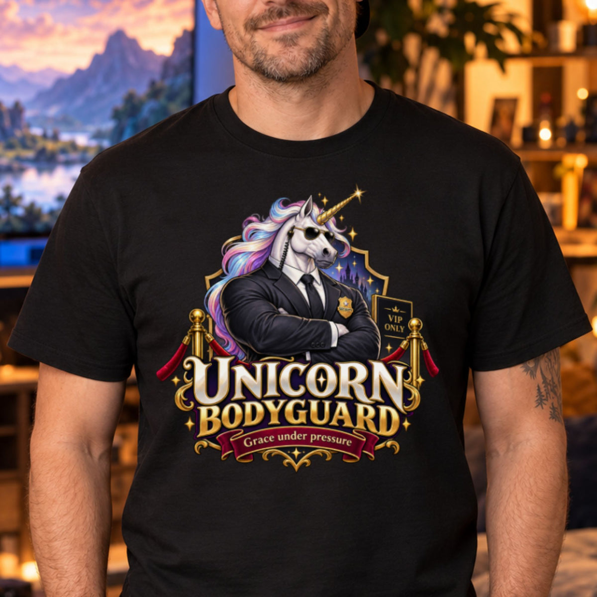 Muskulöses weißes Einhorn mit Regenbogenmähne, goldenem Horn, Pilotenbrille und Ohrhörer steht im schwarzen Anzug mit verschränkten Armen vor einer VIP-Kordel, darunter der Schriftzug Unicorn Bodyguard und das Band Grace under pressure.