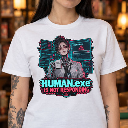 Müde Cyborg-Frau mit Dutt, Hemd und Krawatte hält eine Tasse mit der Aufschrift MORE COFFEE PLS, umgeben von Fehlermeldungsfenstern, darunter der Glitch-Schriftzug HUMAN.exe is not responding.