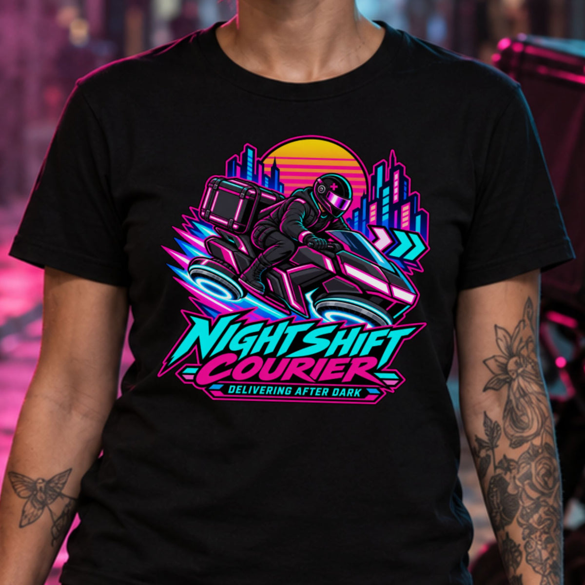 Fahrer mit schwarzem Helm und pinkem Visier auf einem schwebenden Neon-Motorrad, eine große Lieferbox auf dem Rücken, vor einer gestreiften Retrowave-Sonne und Hochhäusern, darunter der Schriftzug Nightshift Courier – Delivering After Dark.
