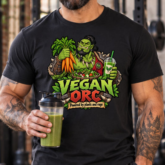 Grüner, muskulöser Ork mit Hauern, schwarzem Zopf und Krallenkette hält einen Bund Karotten und einen grünen Smoothie, vor ihm eine Holzschüssel mit Salat, darunter der Schriftzug Vegan Orc – Powered by plants and rage.